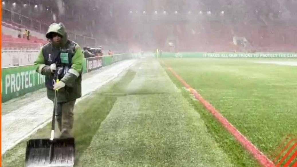 FOTO - Bufera di neve a Mosca: allo stadio operatori al lavoro per spalare il manto erboso