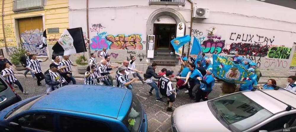 VIDEO - "Cosa faresti in uno scontro tra tifosi di Juve e Napoli?", il geniale scherzo di Fanpage