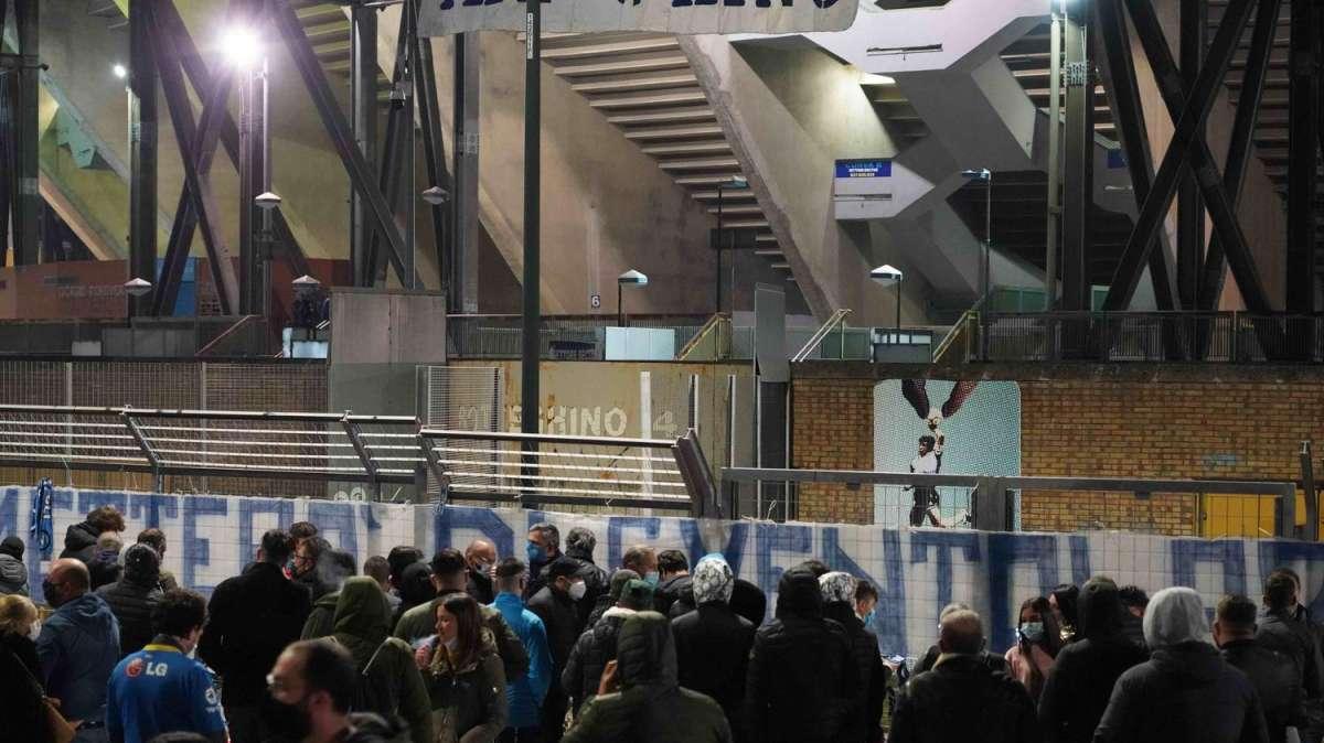 VIDEO - Tifosi scatenati: cori e canzoni sotto la pioggia per ricordare Maradona