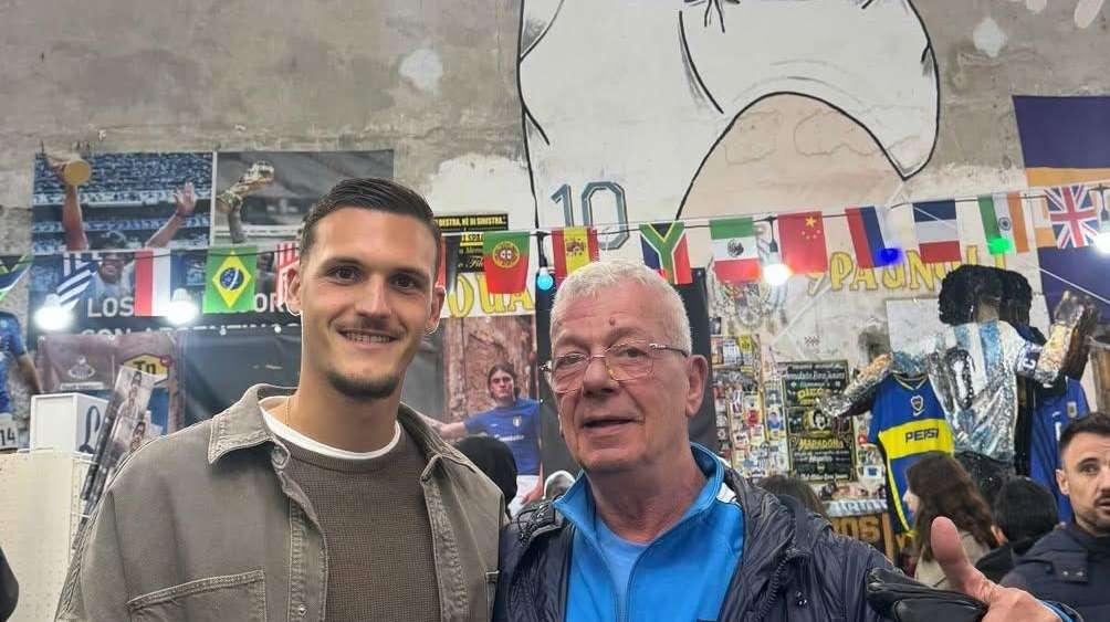 Rafa Marin omaggia Maradona: lo spagnolo in visita al Murale a Largo Maradona