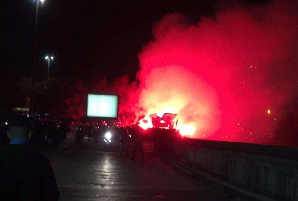 FOTO TN - Gli ultras si avvicinano al San Paolo: fumogeni e bandiere all'esterno dello stadio