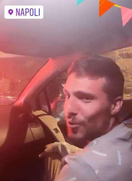 VIDEO - Verdi si diverte tra le vie di Napoli, in macchina sulle note del neomelodico Alessio