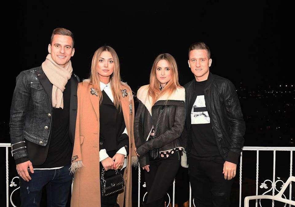 FOTO - 'Napolonia': Milik e Zielinski posano a Villa d'Angelo con le loro fidanzate