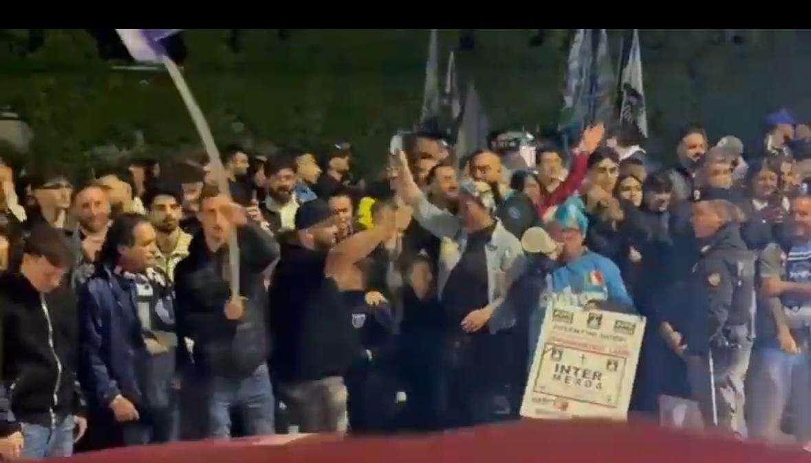 Folla di tifosi a Capodichino: atmosfera da brividi per il Napoli