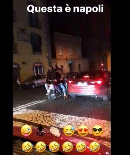 VIDEO - Uno scatenato Jorginho, due scugnizzi e i cori anti-Juve: "Questa è Napoli!"