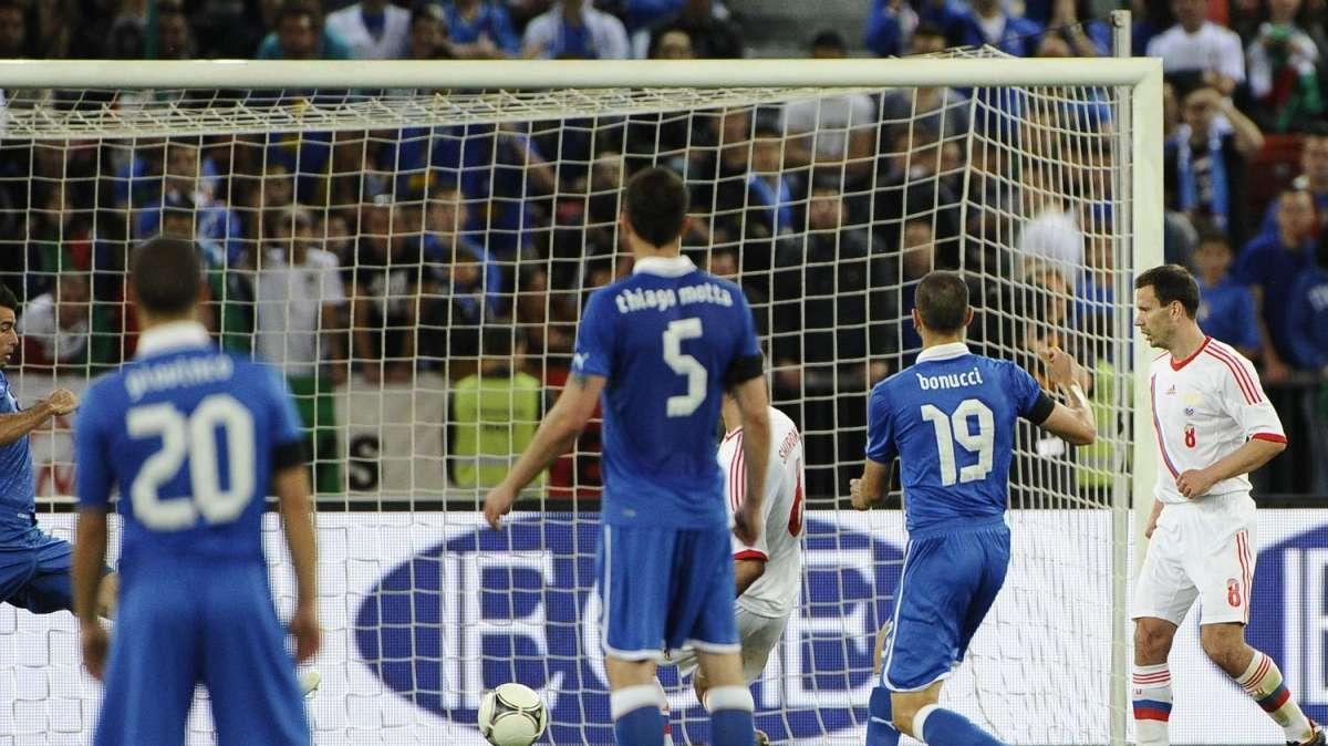 Russia, follia dell'ex capitano della nazionale: picchia l'arbitro dopo un rosso in match di beneficenza 