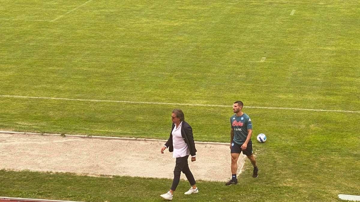 FOTO TN - L'uomo-mercato Tutino lascia il campo con Giuntoli: fitto colloquio