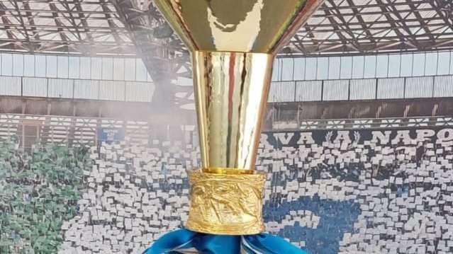 FOTO - A Dimaro è arrivata la Coppa dello Scudetto: spazio dedicato nello store SSCN