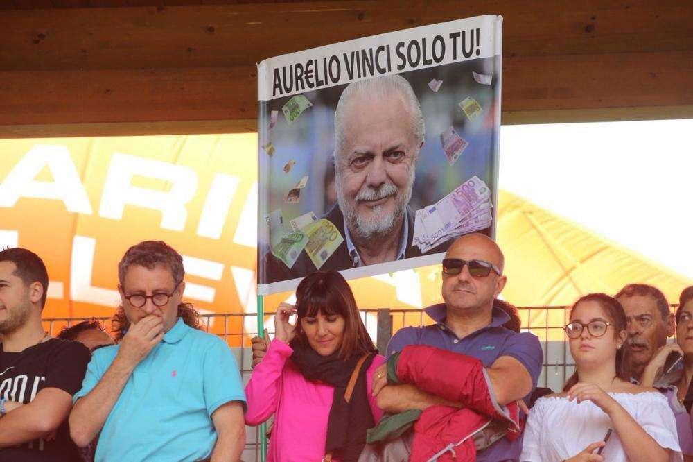 FOTO - "Aurelio, vinci solo tu", striscione contro ADL a Dimaro: attimi di tensione, ma situazione subito rientrata