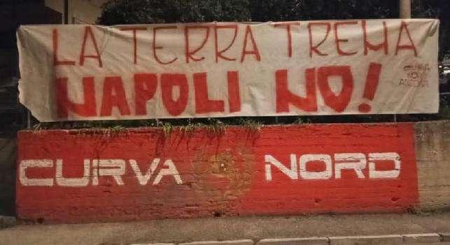 Terremoto Campi Flegrei, lo striscione degli Ultras dell'Ancona: "La terra trema, Napoli no!"