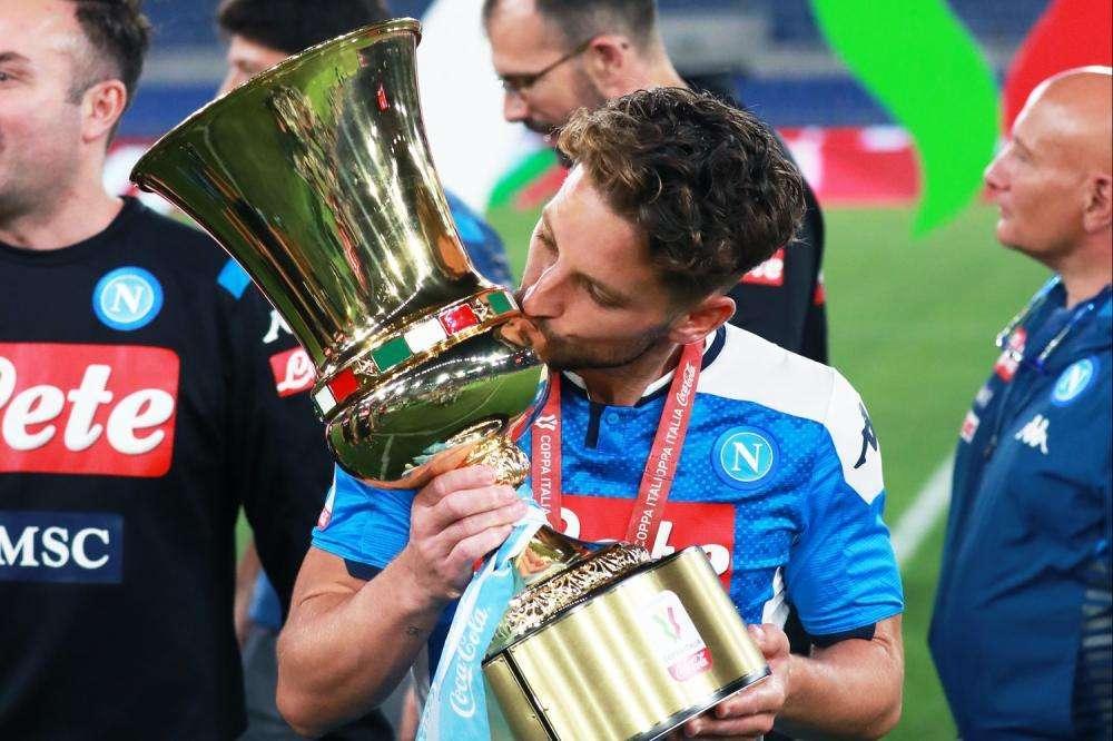 VIDEO - Festa Napoli, Mertens travolto dai tifosi ad Afragola: il belga se la ride...