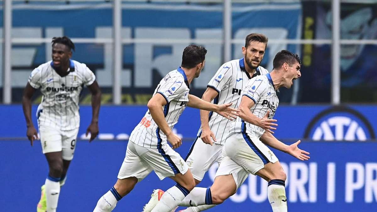L'Atalanta passa subito al Maradona: Zapata controlla col braccio, Malinovskyi segna