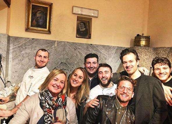 FOTO - Serata di relax per Mertens: pizza con Kat e tanti amici da Concettina ai tre Santi