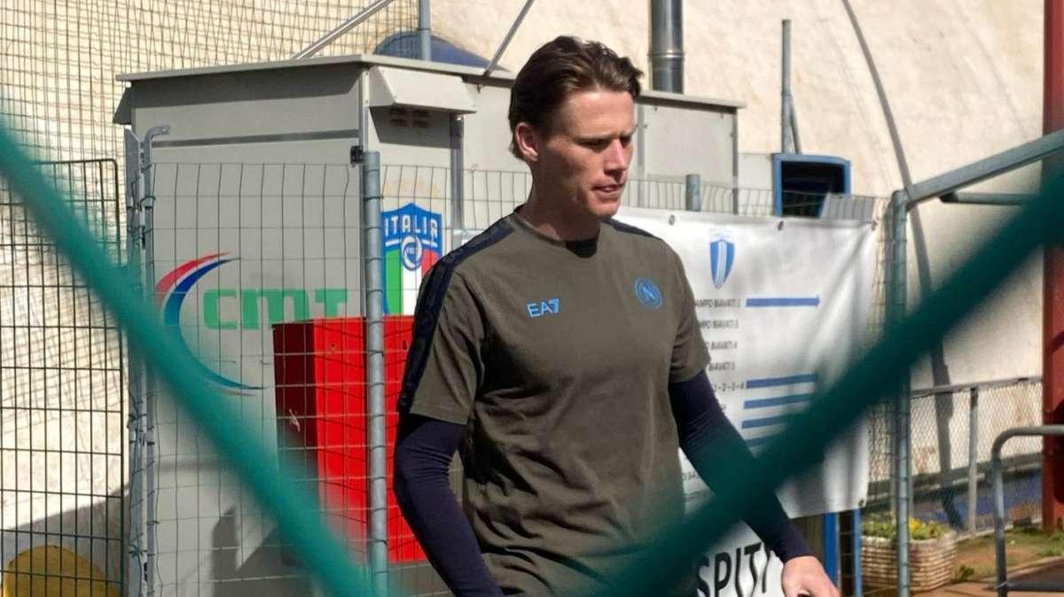 Conte conferma la rifinitura nel giorno gara: le immagini dell'arrivo degli azzurri