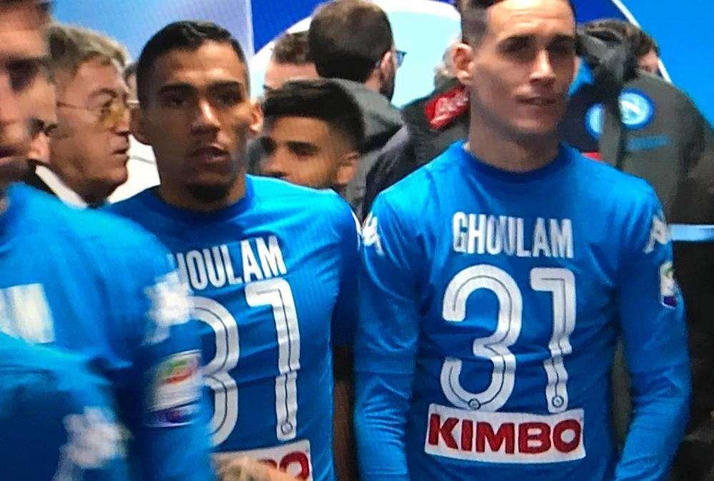 FOTO - Gesto fantastico degli azzurri! Tutti in campo con la n.31 di Ghoulam