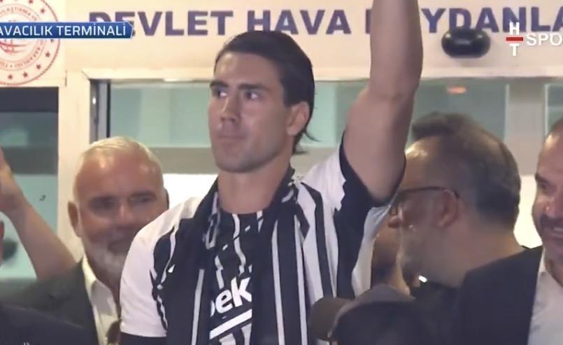 Anche Vlahovic sbarca a Istanbul, delirio Besiktas: "Felicissimo, grande grazie va a Italiano"