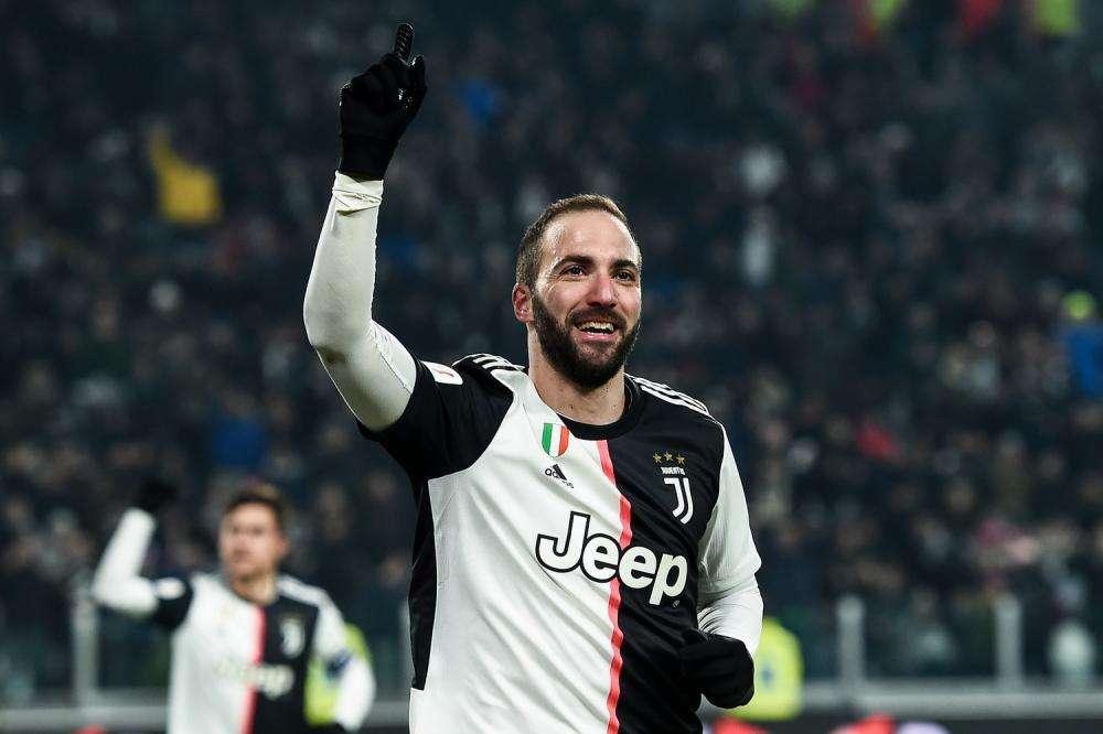 Higuain compare sui maxi schermi del San Paolo: fischi assordanti per l'argentino