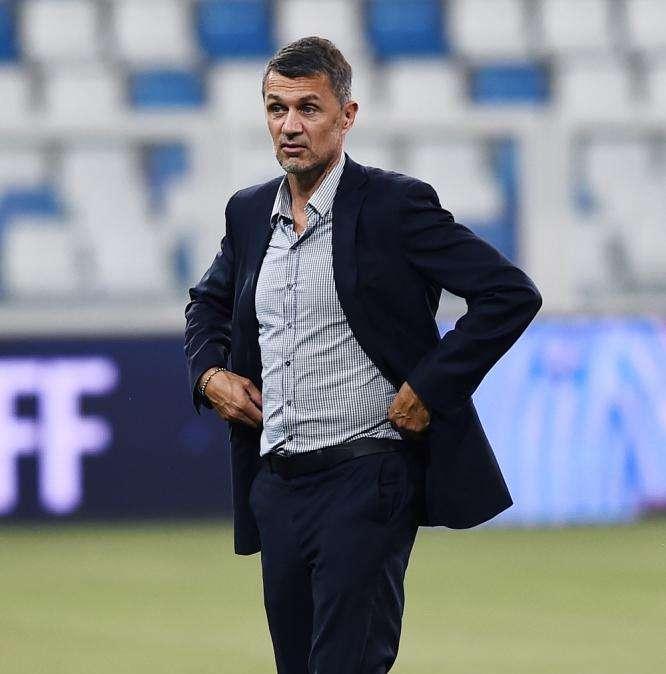 "Paolo, resta con noi", i tifosi del Milan a Napoli celebrano Maldini