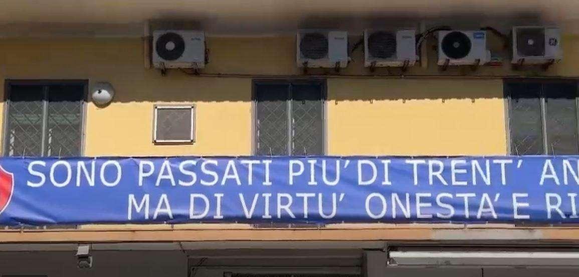 VIDEO - Lo Scudetto a Ponticelli, clamoroso striscione-record di 60 metri: “Amm vinciut!”