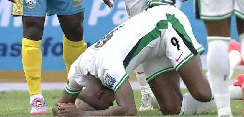 Osimhen, infortunio alla caviglia con la Nigeria: tifosi turchi in ansia sui social