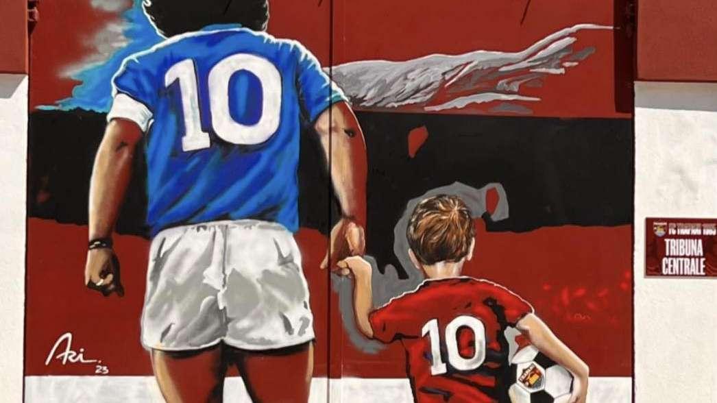 FOTO - Pres. Trapani omaggia Maradona: splendido murales all’esterno della Tribuna