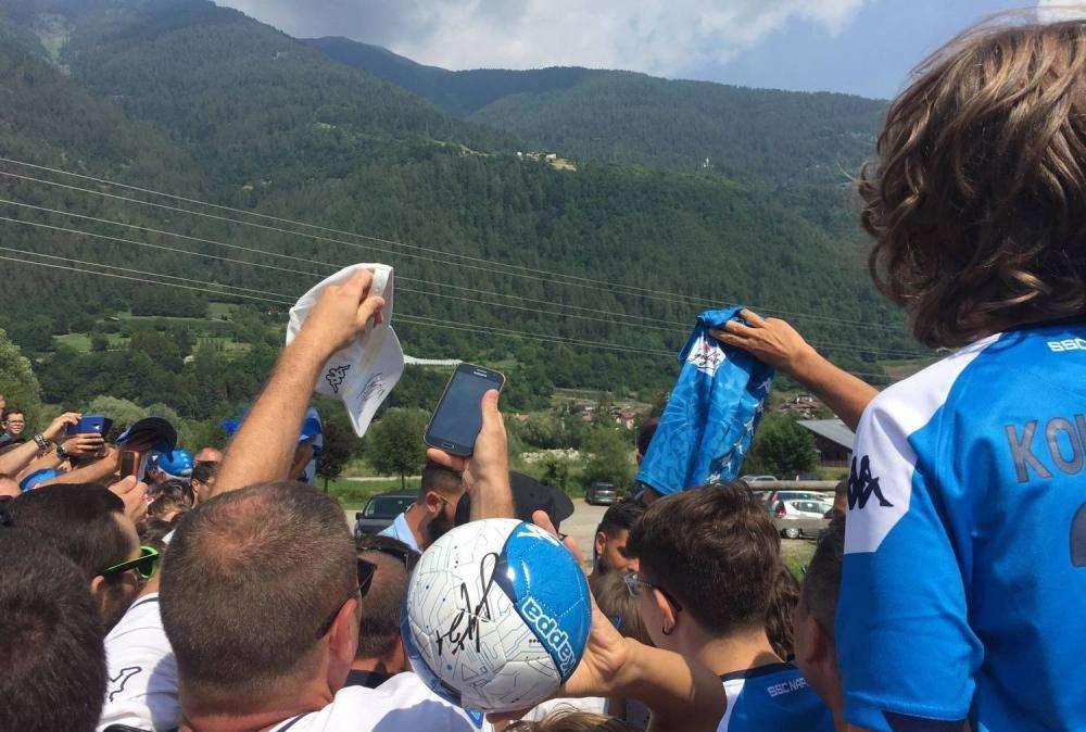 VIDEO - "C'è solo un capitano", in centinaia all'assalto di Insigne nella sessione d'autografi