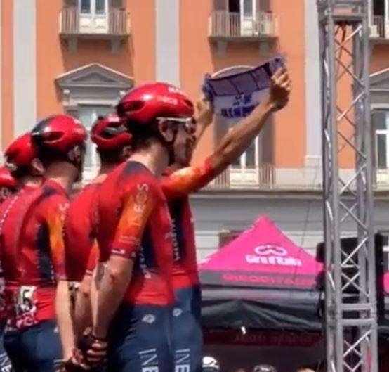 VIDEO - Giro d'Italia, il ciclista Ganna esibisce sciarpa di Maradona: ovazione da Napoli
