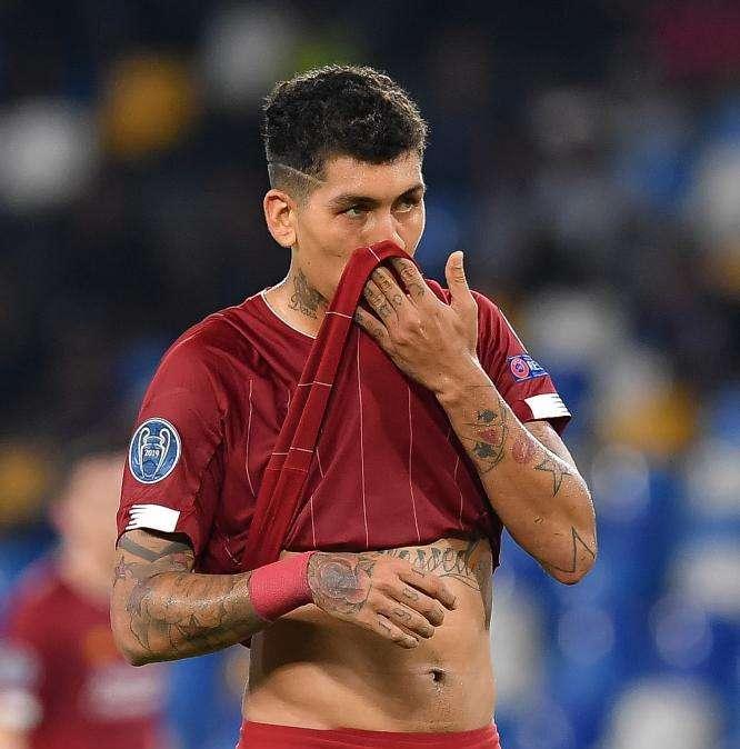 VIDEO - Liverpool, battesimo in piscina per Firmino: Alisson scoppia in lacrime