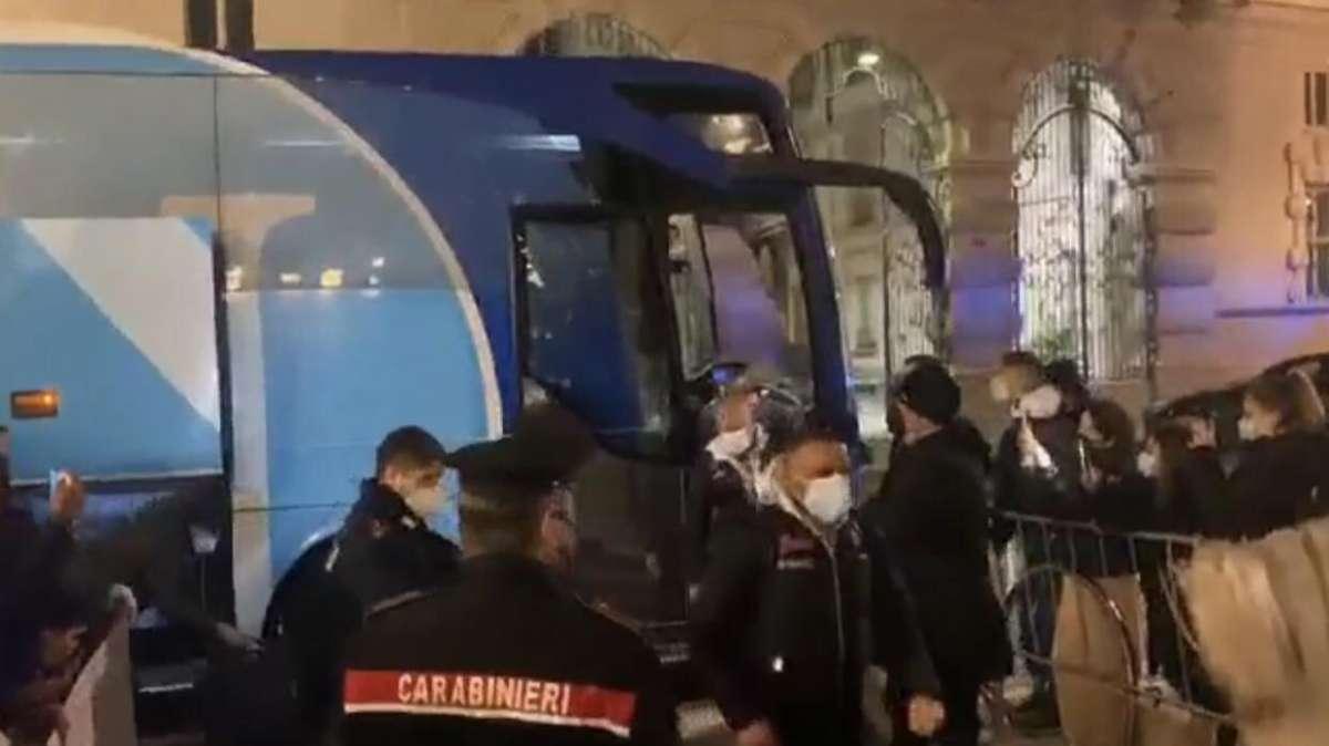 VIDEO TN - Il Napoli arriva a Torino: l'ingresso degli azzurri in hotel