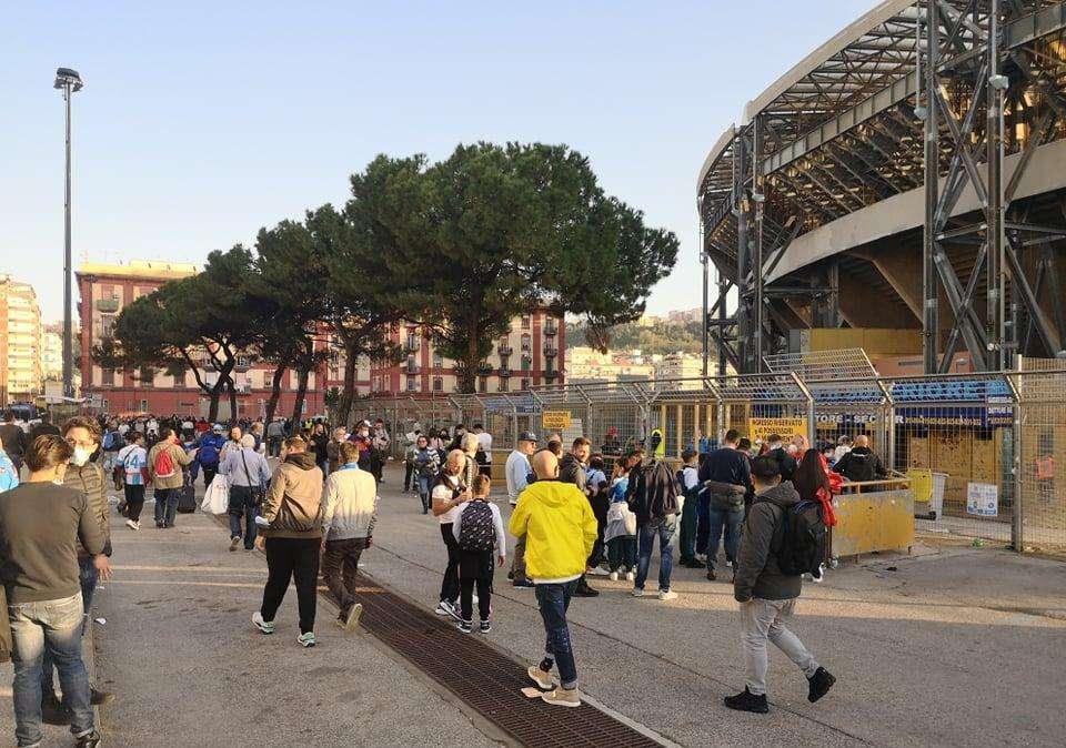 FOTO TN - Stadio Maradona, file moderate ai tornelli