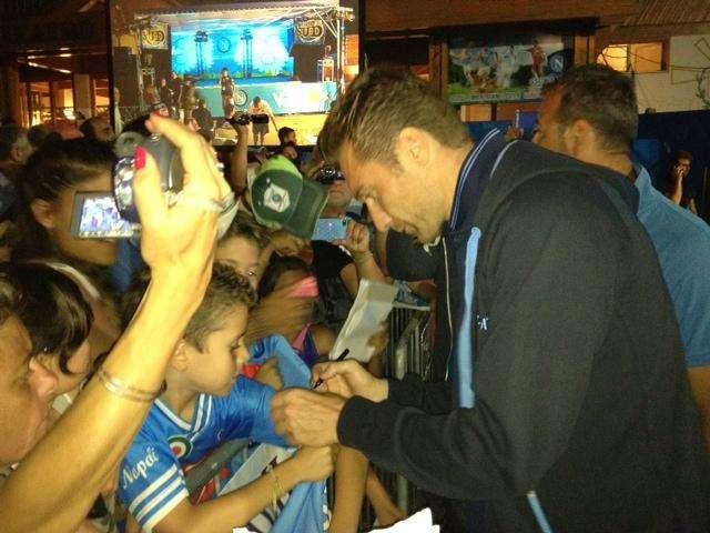 VIDEO - De Sanctis presente in Piazza: firma gli autografi ai tifosi!