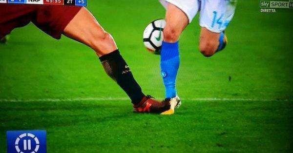 FOTO - Caiazza fa vedere il pestone di Fazio a Mertens: "Il Var serve, dipende dall'arbitro in regia..."