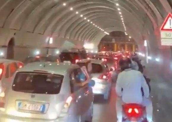 VIDEOGALLERY - Scatta la festa a Napoli: traffico in tilt, caroselli e un fiume di persone in strada