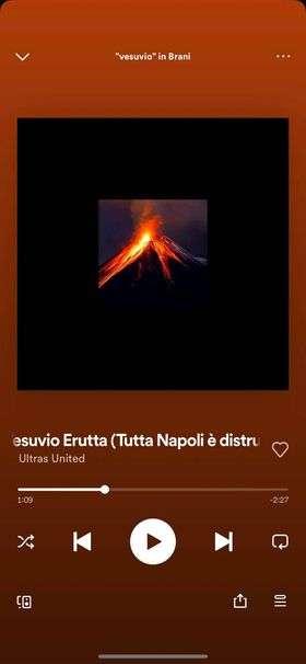 FOTO - "Vesuvio erutta, tutta Napoli distrutta": l'oscena canzone su Spotify