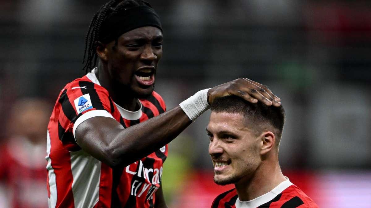 Succede di tutto a San Siro, 4 gol segnati e altri 2 annullati: Milan-Fiorentina termina 2-2 