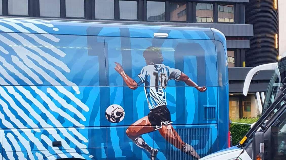 VIDEO - "I campioni dell'Italia siamo noi", entusiasmo alle stelle per l'arrivo del Napoli a Monza