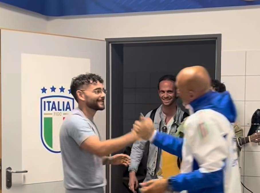 Rocco Hunt in ritiro: nello spogliatoio dell'Italia canta il suo ultimo successo