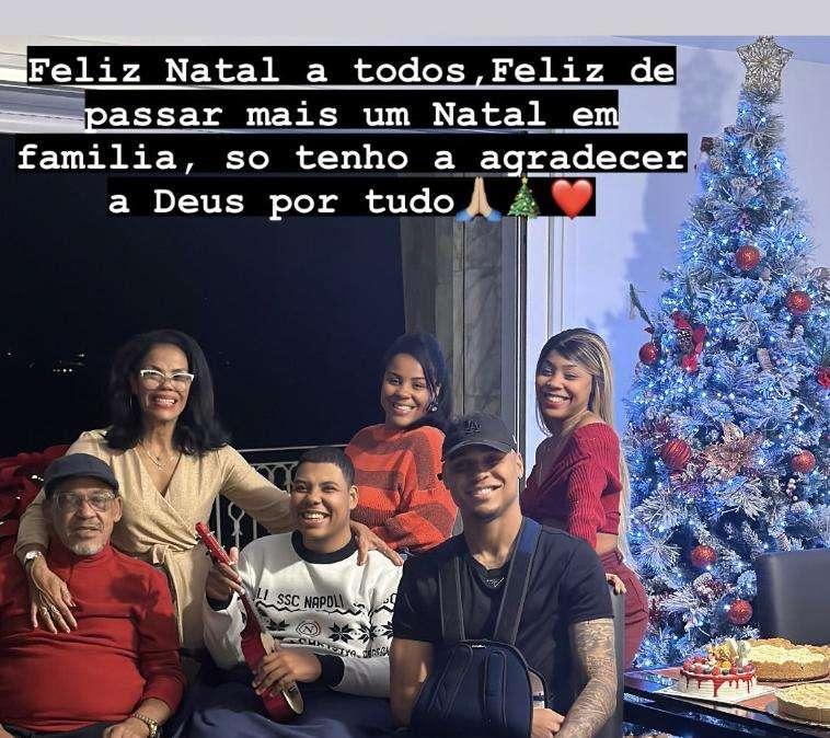 FOTO - Natale da infortunato per Natan: in famiglia con vistosa fasciatura alla spalla