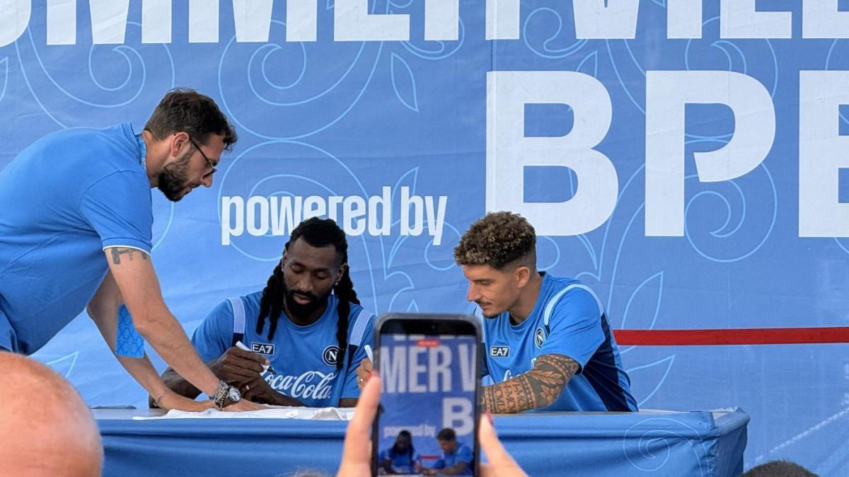 Firma autografi: protagonisti capitan Di Lorenzo e Anguissa