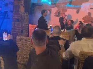Cena di gruppo, tutta la squadra riunita con Conte ed Edo: due ospiti musicali