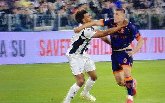 Ziliani attacca: "Prima del 2-0 della Juve, c'era rigore per il Lecce e rosso a Veiga!"