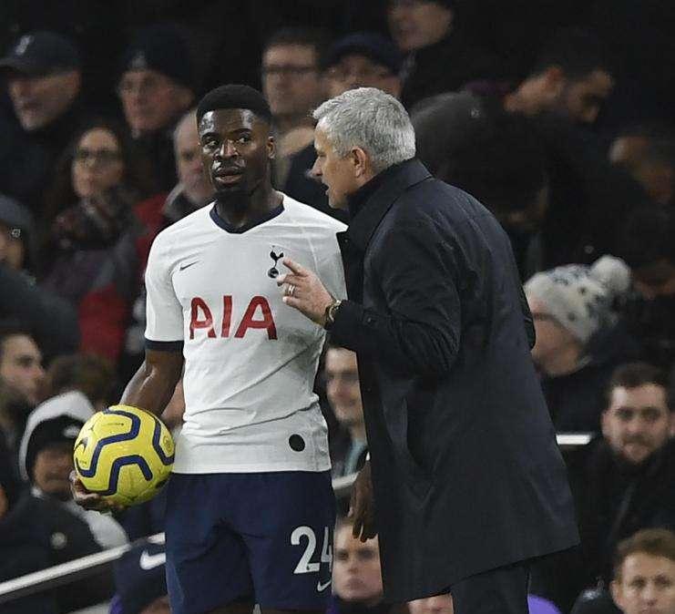 Coronavirus, Aurier va dal barbiere: Tottenham apre indagine