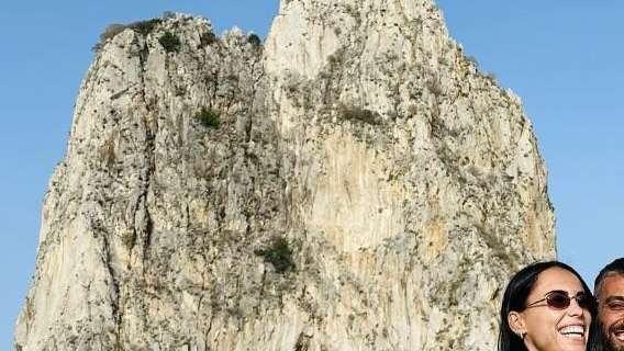 Spinazzola turista a Capri: insieme alla moglie in barca ai Faraglioni