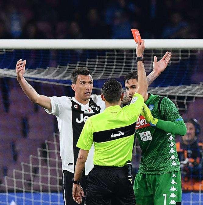 Ancelotti attacca il 4° uomo: “Ma che cosa ci sta a fare il Var! Non l’ha toccato!"