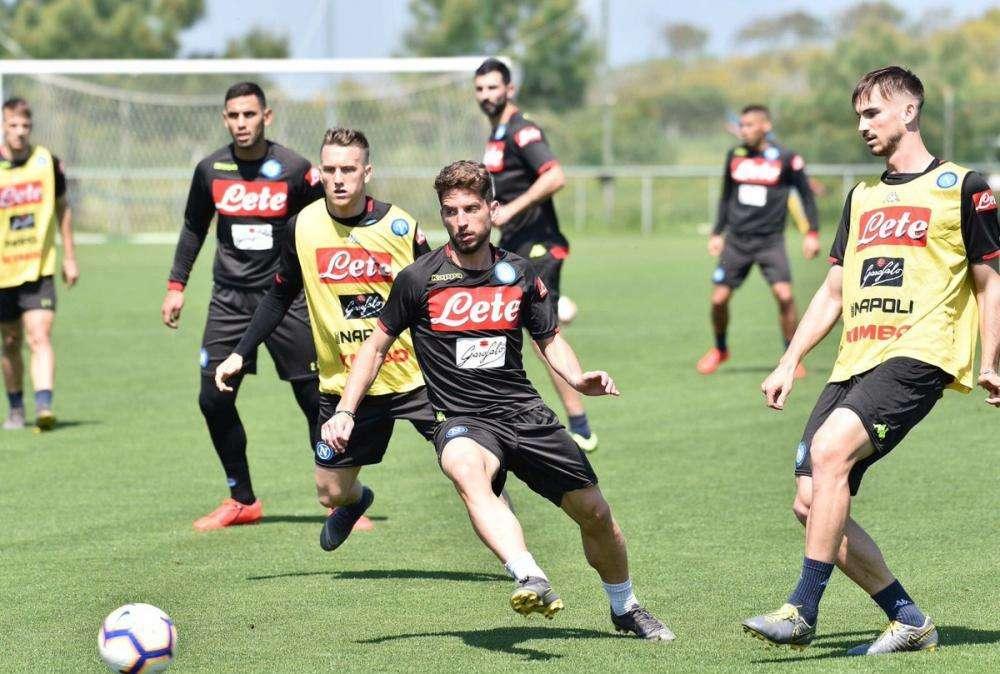 FOTO - SSC Napoli in campo per l'allenamento pomeridiano: "Al lavoro"