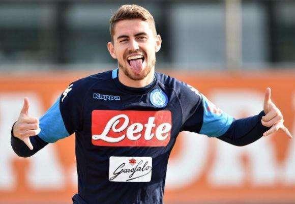 FOTO - Buon umore dilagante in casa Napoli, Jorginho sorridente durante gli allenamento: "Allegria"