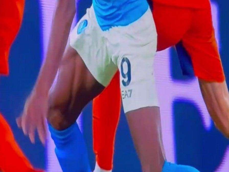 FOTO - Rigore negato a Osimhen, il Var non interviene e l'Inter raddoppia con Barella