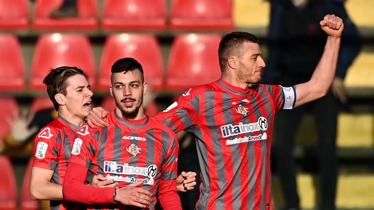 La Cremonese di Gaetano vola al primo posto in Serie B: battuta 2-0 la Spal