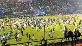 VIDEO - Tragedia in Indonesia, oltre 170 vittime dopo scontri e mega invasione di campo
