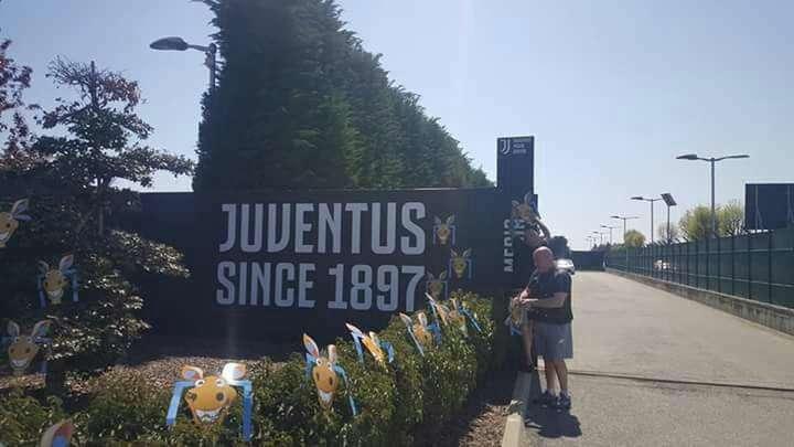 FOTO  - ‘Ciucci’ azzurri invadono il centro sportivo della Juve: le immagini dal web